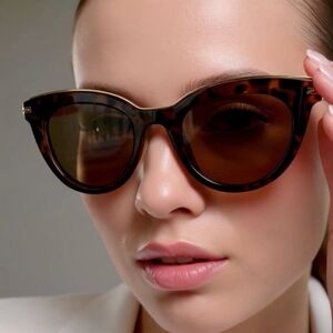 Prive Revaux The Kiki Tortoise Shell Brown Polarized Sunglasses Case Cloth